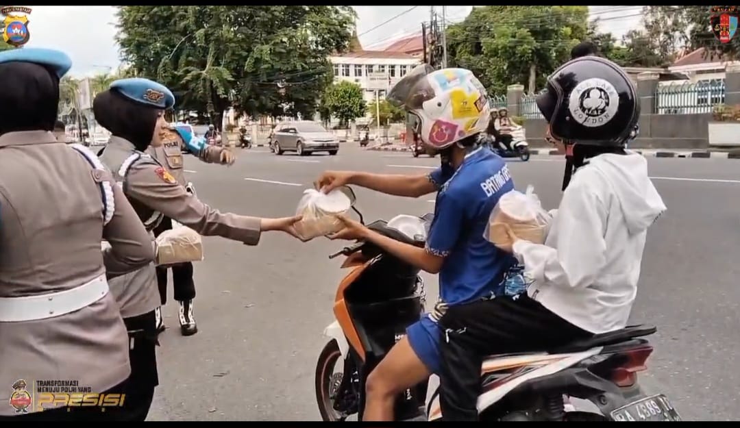 Peduli Terhadap Warga yang Menjalankan Ibadah Puasa, Bidpropam Polda Sumbar Gelar Bagi-bagi Takjil