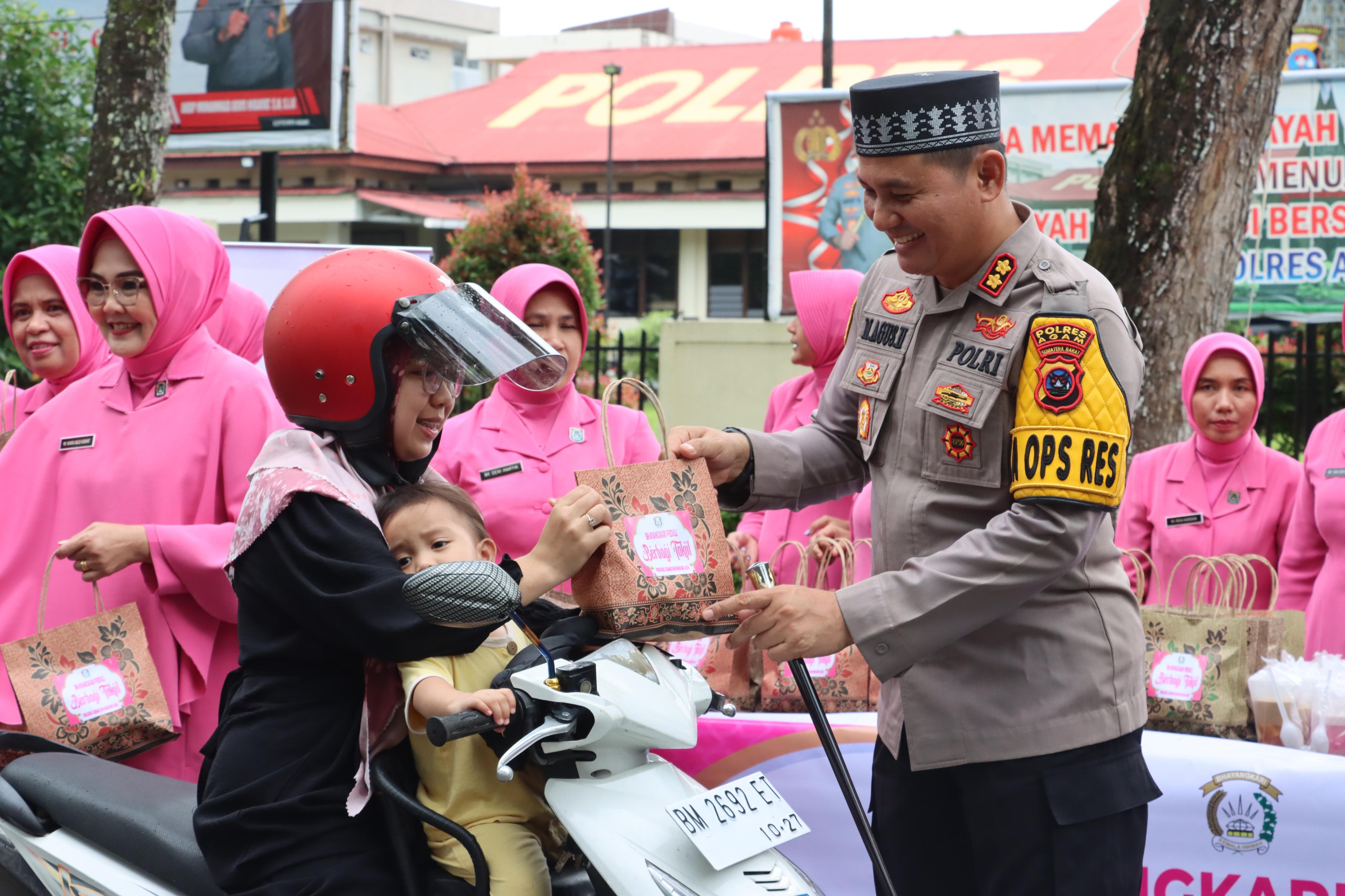 Polres Agam dan Bhayangkari Berbagi Takjil di Bulan Ramadhan