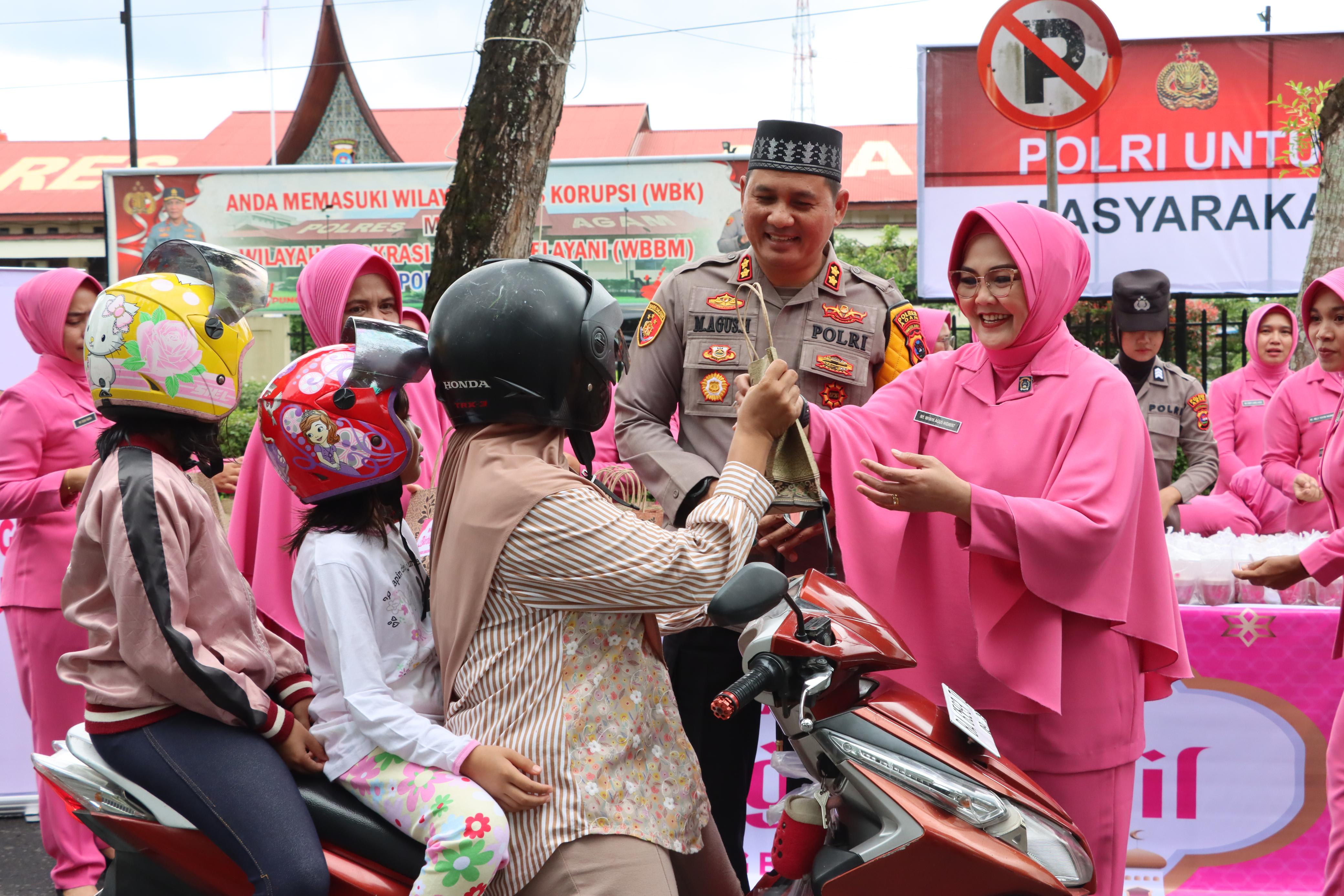 Polres Agam dan Bhayangkari Tebar Berkah Ramadan dengan Bagi-Bagi Takjil