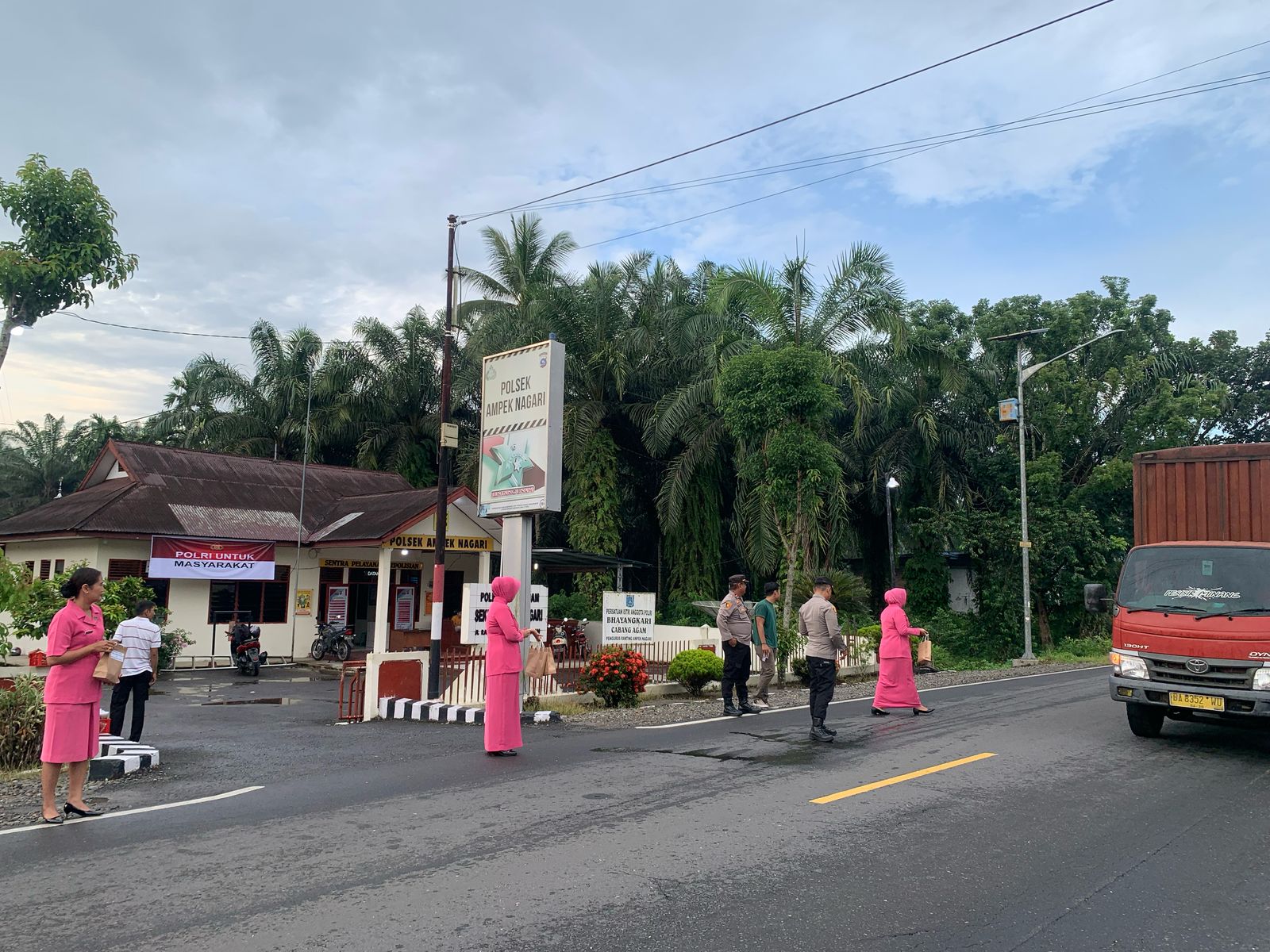 Polsek Ampek Nagari Bagikan Takjil Gratis di Jalan Lintas Padang-Pasaman