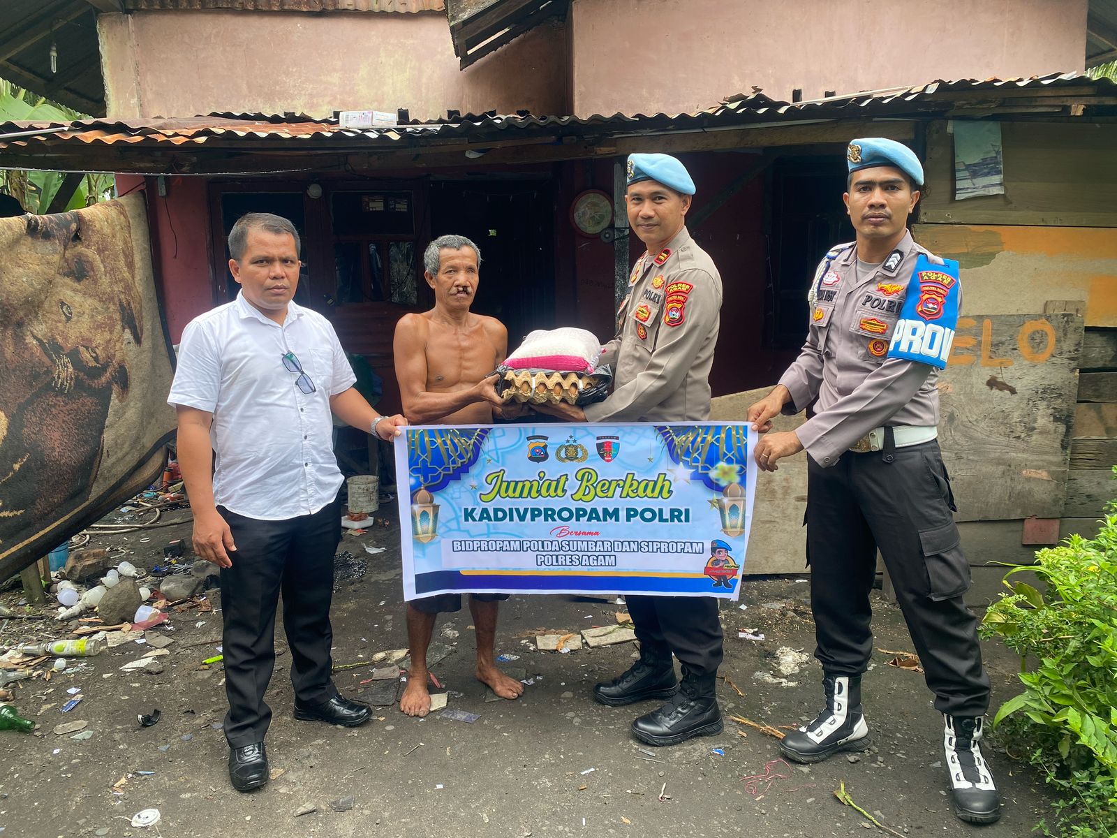  Jumat Berkah: Propam Polri Peduli, Salurkan Bantuan ke Warga Lubuk Basung