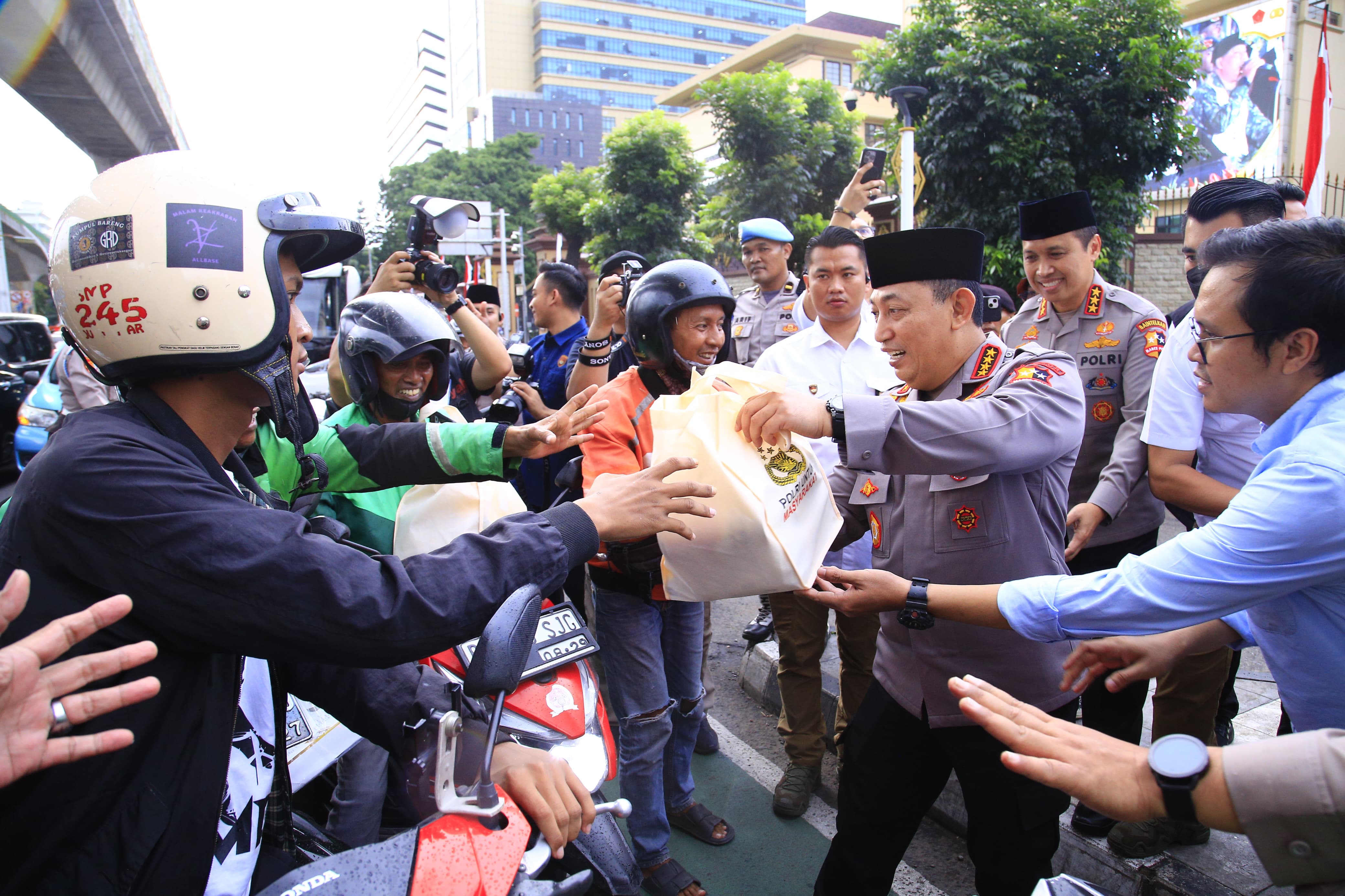 Kapolri Jenderal Listyo Sigit Prabowo Bagikan 1.000 Takjil Bersama Insan Media