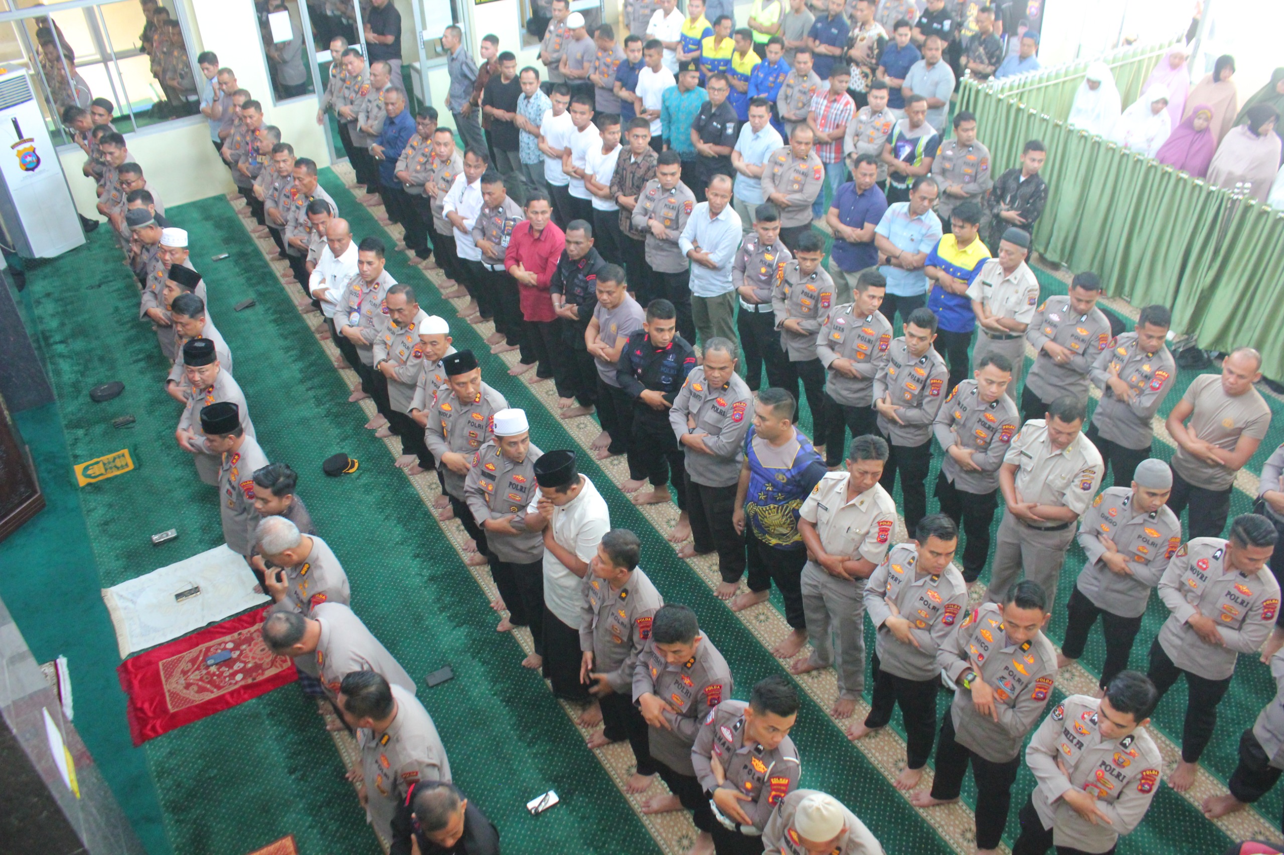 Polda Sumbar Laksanakan Sholat Ghoib Atas Gugurnya Tiga Anggota Polri Dalam Pelaksanaan Tugas di Way Kanan Lampung