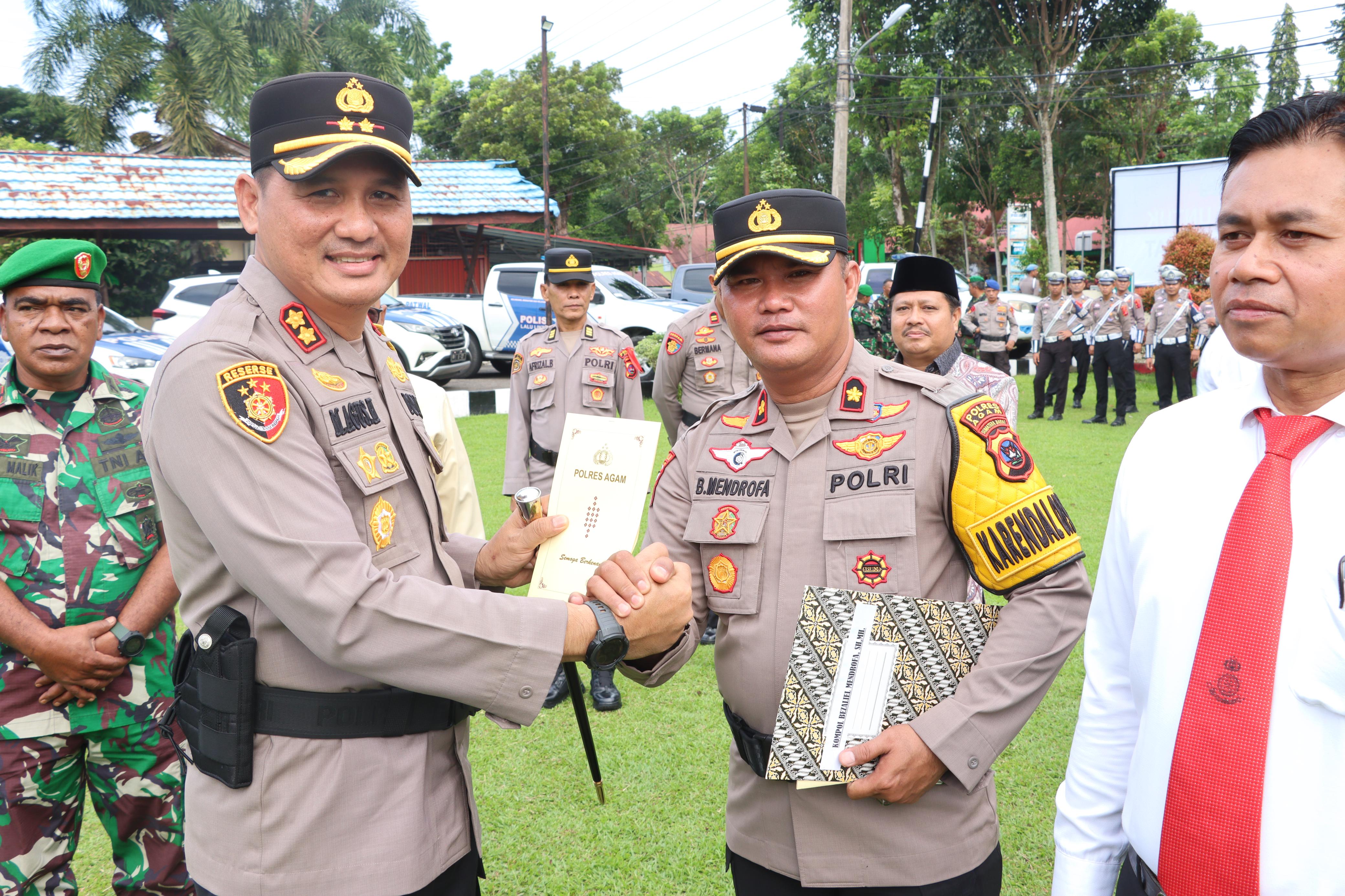 Kapolres Agam Berikan Penghargaan kepada Puluhan Personel Berprestasi