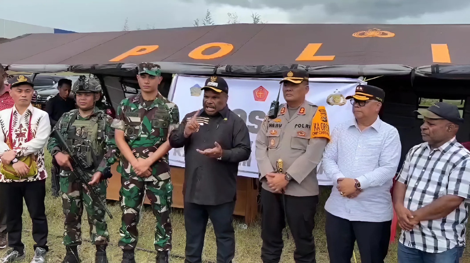 Bupati Yahukimo Bantah Isu Keterlibatan TNI-Polri Jadi Guru dan Nakes, Juga Siap Mundur Jika Terbukti*