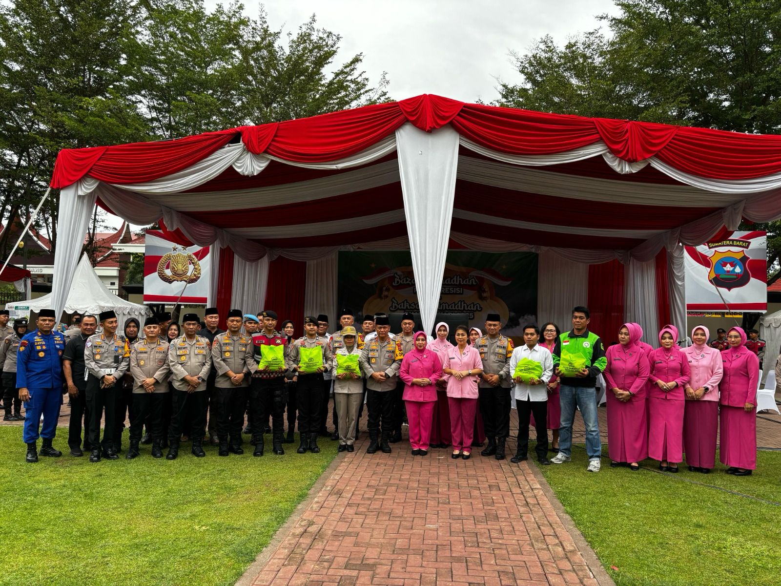 Kapolda Sumbar Hadiri Bazar Ramadhan Presisi Singgalang 2025 dan Baksos Ramadhan Bhayangkari 2025