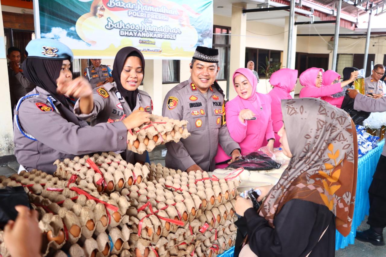 Kapolres Pariaman AKBP ANDREANALDO ADEMI, S.H., S.I.K melaksanakan Bazar Presisi dan Baksos di Polres Pariaman secara zoom meeting