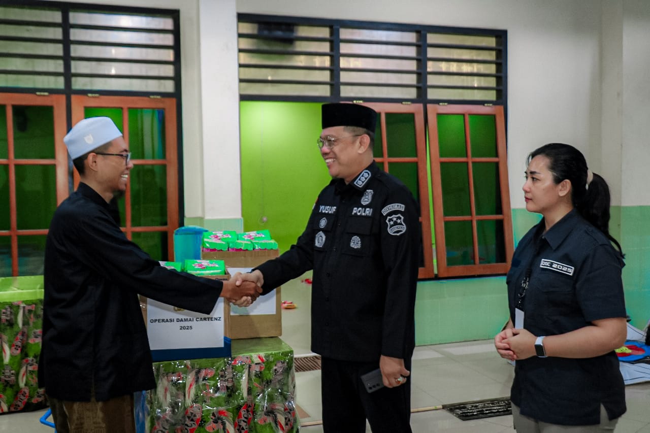 Berkah Ramadan: Kasatgas Humas Ops Damai Cartenz-2025 Bagikan Takjil di Masjid Fajrul Islam Jayapura*